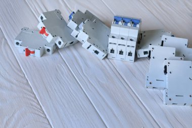 ahşap arka plan. Bu üst üste elektrik devresi açmak için otomatik anahtarları vardır