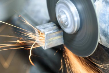 Bulgarca. bir sürü o yakar ve inşaat sparks. kare boru keser. Tonlama var. yakın çekim.