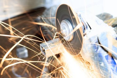 Bulgarca. bir sürü o yakar ve inşaat sparks. kare boru keser. Tonlama var. yakın çekim.