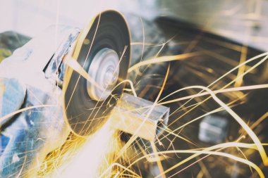 Bulgarca. bir sürü o yakar ve inşaat sparks. kare boru keser. Tonlama var. yakın çekim.