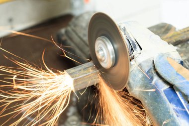 Bulgarca. bir sürü o yakar ve inşaat sparks. kare boru keser. Tonlama var. yakın çekim