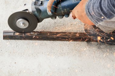 öğütücüler kullanarak ana. kıvılcım yanık ve iş bir sürü. kare boru keser. Tonlama var. yakın çekim
