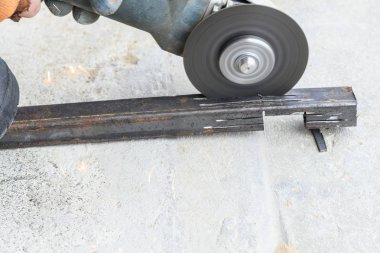 öğütücüler kullanarak ana. kıvılcım yanık ve iş bir sürü. kare boru keser. Tonlama var. yakın çekim