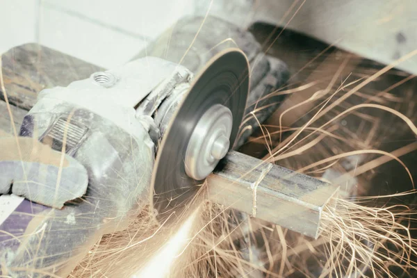 zımparalama makinesi. birçok sparks yakmak ve iş. kare boru keser. Tonlama var. yakın çekim