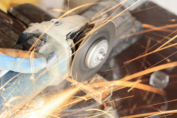 öğütücüler kullanarak ana. kıvılcım yanık ve iş bir sürü. kare boru keser. Tonlama var. yakın çekim