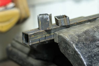 metal debriyajlar onları klempe kare tüp. üzerinde üst hâlâ bir parça vardır. kesme sığ derinlik.