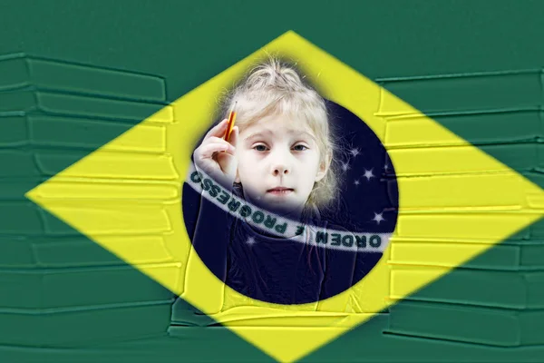 教科书 一个白发女孩会学习葡萄牙语 — 图库照片