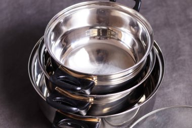 ahşap arka plan üzerinde bir tava. bir cam kapağı.