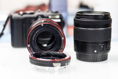 Makro yüzük lens için. daha fazla yoğunlaşmayı. Bir kamera ve lens vardır. kesme sığ derinlik.