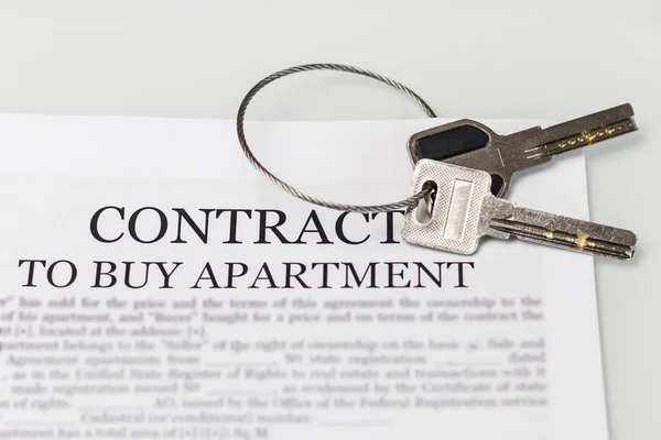 Es un contrato para la compra de un apartamento. hay dos llaves para ellos . — Foto de Stock
