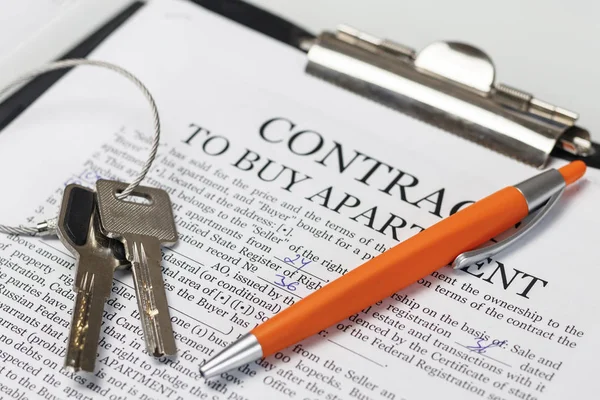 Este es un contrato para la compra de un apartamento. Hay dos llaves para ellos. bolígrafo para firmar . — Foto de Stock