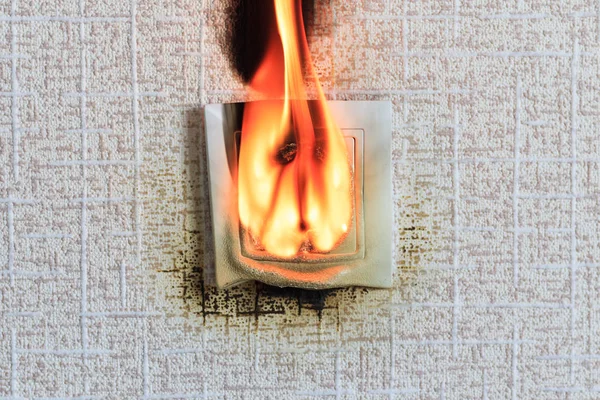 Conector. debido al cierre se quemó. Primer plano. el fuego está ardiendo es real . —  Fotos de Stock