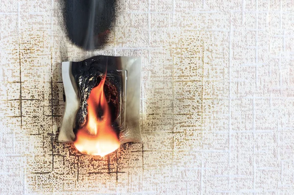 Enchufe en llamas. Él es real. hay fusión de plástico —  Fotos de Stock