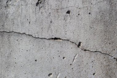 Beton duvar. içinde bir çatlak var. doku. tecavüze uğramış inşaat teknolojisi.