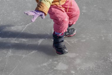küçük bir çocuk kırık buz üstünde yürüyor. buzun içine düşmek korkuyor