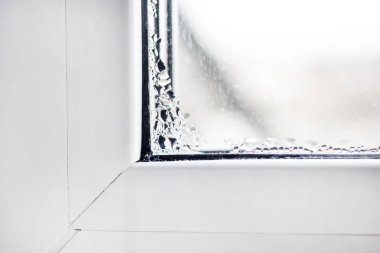 beyaz pencere. üzerine yoğunlaşma olduğunu. yakın çekim