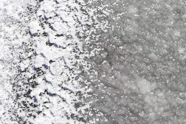 The lake has frozen ice on it is uneven. has sharahovatast. shade of gray. there is a crack on it — Stock Photo, Image