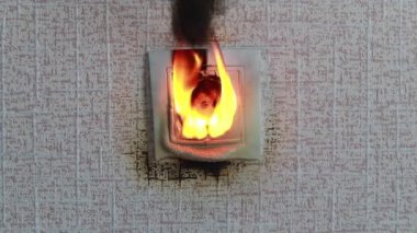 soket yakın çekim. Yangın kısa devre tarafından neden oldu. Elektrik kısa curcuit. Yangın gerçek
