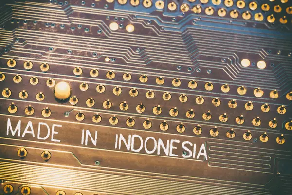 Placa-mãe. Há uma inscrição feita na Indonésia. macrofotografia há tonificação — Fotografia de Stock
