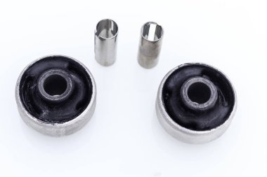 sessiz blok. metal kol. süspansiyon ön kol. Tek kolu süspansiyon. Beyaz bir arka plan üzerinde. yok yalıtım yakın çekim