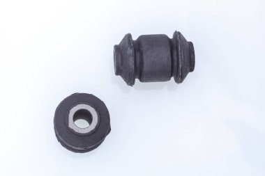 sessiz blok. ön süspansiyon. Yandaki küçük ve büyük ayarlanır. Beyaz bir arka plan üzerinde. yok yalıtım.