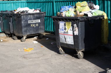 Minsk. Belarus. 9 Mart 2019. açık havada. bir sürü çöp ile tank. kuşlar vardır. Sıralı değil.
