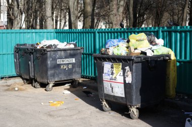 Minsk. Belarus. 9 Mart 2019. açık havada. bir sürü çöp ile tank. kuşlar vardır. Sıralı değil.