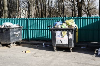 Minsk. Belarus. 9 Mart 2019. açık havada. bir sürü çöp ile tank. kuşlar vardır. Sıralı değil.