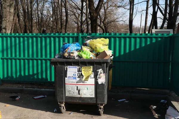 Minsk. Bielorrússia. 9 de março de 2019. ao ar livre. tanque com um monte de lixo. Há pássaros. não classificados . — Fotografia de Stock