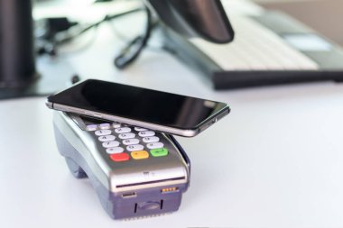 Alıcı, Pos terminali üzerinden ödeme. cep telefonu bir banka kartı gibi. Orada tonlama