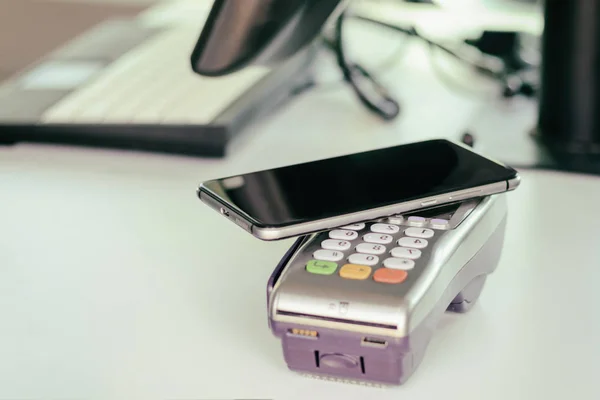 Acheteur, paiement par le terminal POS. téléphone portable comme une carte bancaire. il y a tonification — Photo