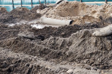 endüstriyel tesis. üzerinde kazdık. İnşaat alanında, tehlike. İşte bir kova ile bir traktör