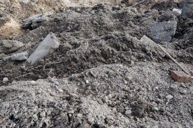 endüstriyel tesis. üzerinde kazdık. İnşaat alanında, tehlike. İşte bir kova ile bir traktör