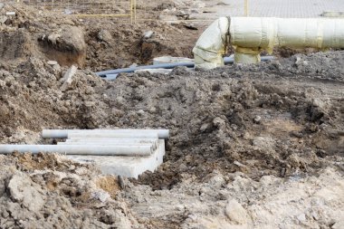 endüstriyel tesis. Borular koyulur ve bir de uzun vadeli bakım için yerinde alınır