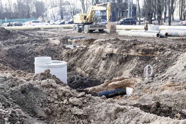 Industrial facility. pipes are being laid, and a well is put in place for long-term maintenance — Stock Photo, Image