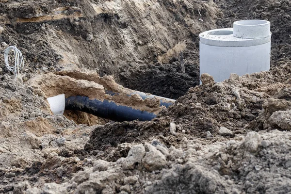 Industrial facility. pipes are being laid, and a well is put in place for long-term maintenance — Stock Photo, Image