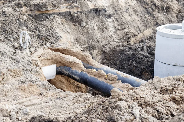 Industrial facility. pipes are being laid, and a well is put in place for long-term maintenance — Stock Photo, Image