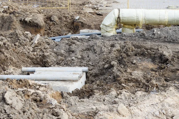 Industrial facility. pipes are being laid, and a well is put in place for long-term maintenance — Stock Photo, Image