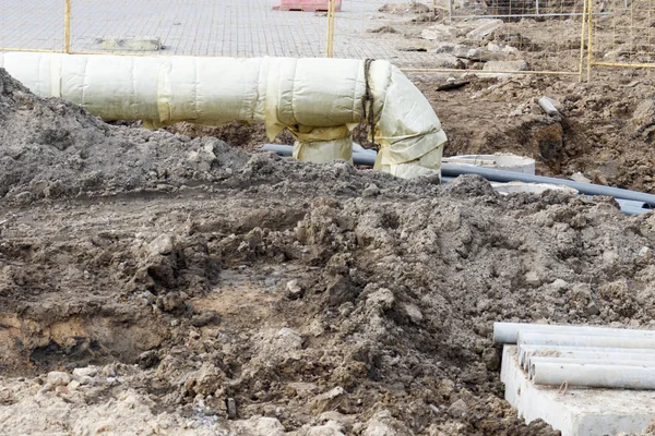 Industrial facility. pipes are being laid, and a well is put in place for long-term maintenance — Stock Photo, Image