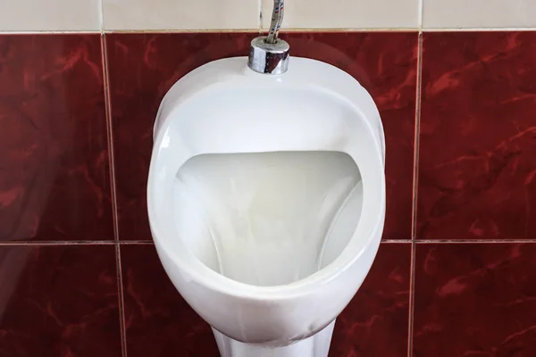 Toilette pubblica. bianco orinatoio. sulle piastrelle della parete. primo piano . — Foto Stock