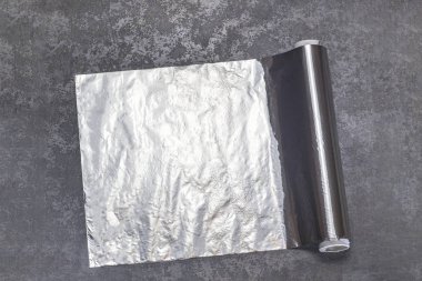 folyo pişirme için. masada yatıyor. Bu konuşlandırılmış ve biraz buruşuk.