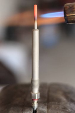 Mavi eldiven yöneticisinde mum kontrol edin. Arabada motor bölümü. yakın çekim.