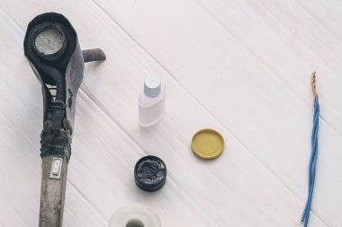 Lehimleme demir el ile yapılır. çok eski. Tonlama var. yakın asit vardır. bir at