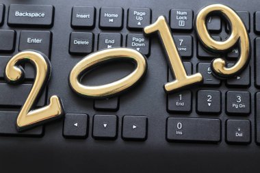 koyu renk klavye. üzerinde numaralar 2019 altın gibi. Tonlama var.