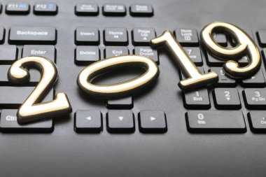 koyu renk klavye. üzerinde numaralar 2019 altın gibi. Tonlama var.