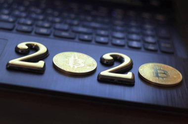 Altın bitcoin koyu renk klavye üzerinde yatıyor. Yazıt 2020. İşte bir tonlama