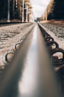 Demiryolu geçidi. Demiryolu yakın çekim. Tonlama var. ufuk bile değil