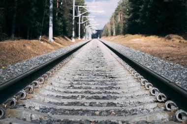 Demiryolu geçidi. Demiryolu yakın çekim. Tonlama var. ufuk bile değil