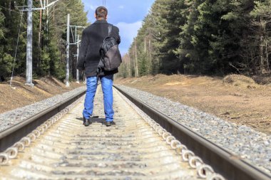Tren. Karanlık bir ceket bir adam, bize duruyor. Bu sırt çantası. Orada tonlama.