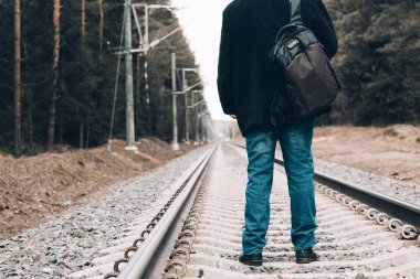 Tren. Karanlık bir ceket bir adam, bize duruyor. Bu sırt çantası. Orada tonlama.